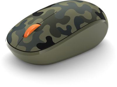 Microsoft Bluetooth Mouse i grön Forest Camo Special Edition sedd i vinkel framifrån. 