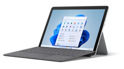 Vista angolare di Surface Go 3 nel colore platino, mostrato in modalità Laptop con cover con tasti per Surface