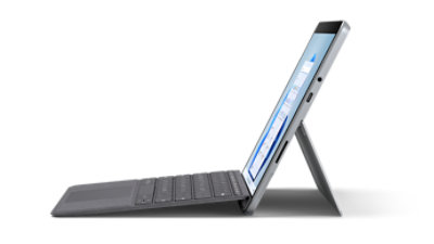 Vista laterale di Surface Go 3 nel colore platino, mostrato in modalità Laptop con cover con tasti per Surface.