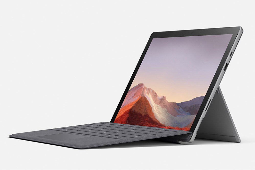 Surface Pro 7 mit Type Cover und einem geöffneten Klappständer.