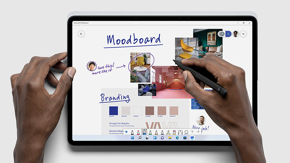 Widok z góry na ręce osoby projektującej na urządzeniu Surface w trybie tabletu za pomocą pióa Slim Pen 2. 