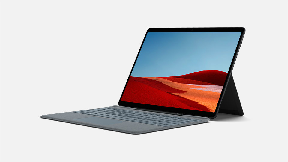 Oparte pod kątem urządzenie Surface Pro X razem z pasującym do niego zestawem: klawiaturą Surface Pro X Signature Keyboard i piórem Slim Pen.