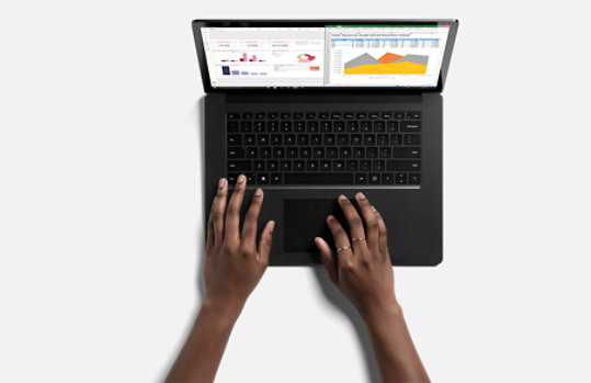 Un persona sentada que trabaja con Surface Laptop 4 para empresas sobre el regazo.