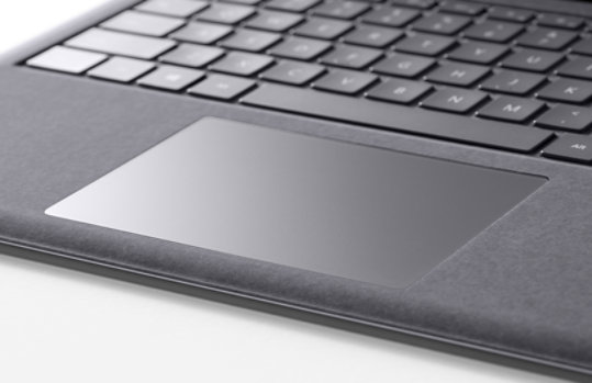 Primer plano del teclado y panel táctil de Surface Laptop 4 para empresas.