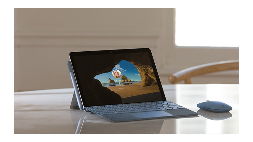 Surface Go 2 para empresas y mouse sobre una mesada