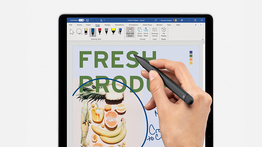 La mano de una persona sostiene Surface Slim Pen 2 y escribe en la pantalla de un dispositivo Surface.