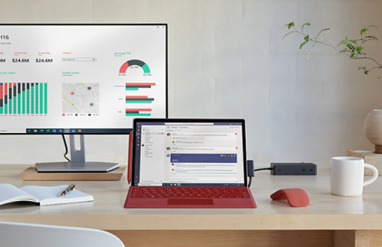 Surface Pro 7+ sobre un escritorio, con Surface Arc Mouse y conectado a un monitor externo con Surface Dock 2.