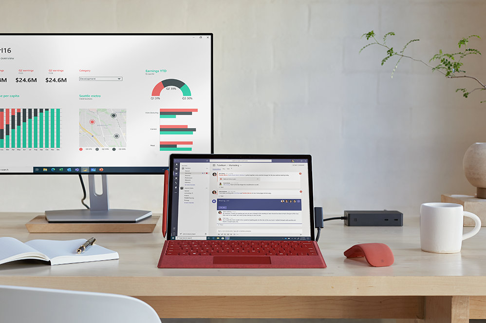 Una scrivania con un dispositivo Surface Pro 7+ per le aziende, un monitor, un mouse e una penna.