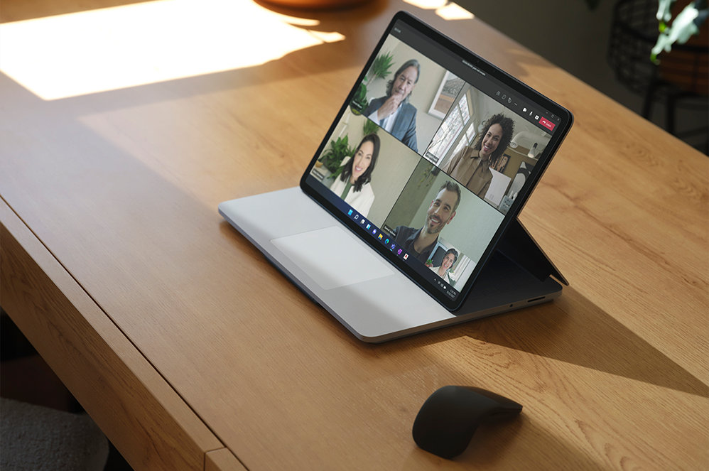 Surface Laptop Studio for Business auf einem Schreibtisch.