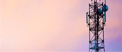 Een mobiele zendmast in roze en witte lucht