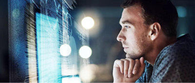 Een persoon die naar een scherm kijkt