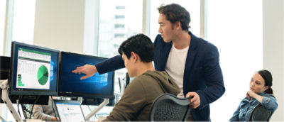 Iemand die naar een computerscherm wijst