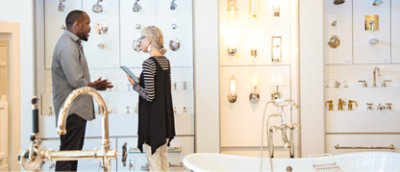 Zwei Personen sprechen über Badezimmer 