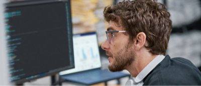 Eine Person, die auf einen Bildschirm schaut