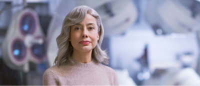 Osoba sa sivom kosom