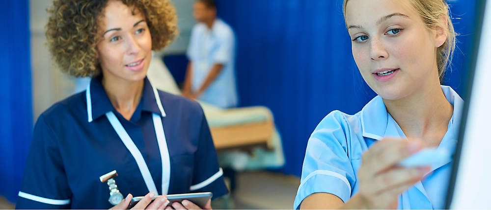 Kilka pielęgniarek w niebieskich uniformach