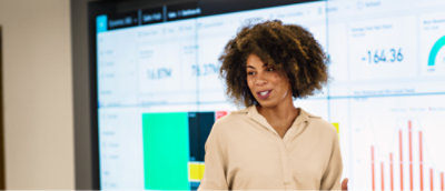 一個站在大螢幕前的人