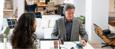 一個人和另一個人坐在桌前