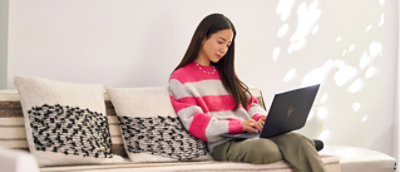 فتاة تعمل مع جهاز كمبيوتر محمول.