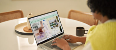 صورة لفتاة تعمل على جهاز كمبيوتر محمول.