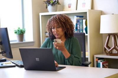 Eine Frau, die auf einen Computerbildschirm schaut