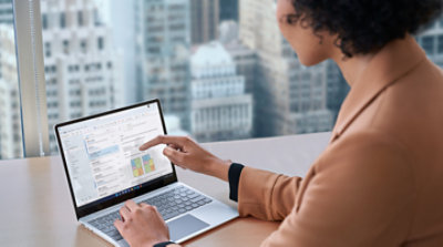 Une fille est assise devant un ordinateur portable.