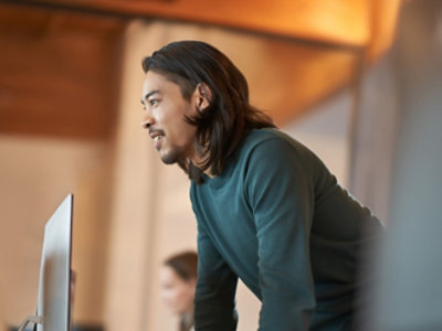 Personne regardant un écran d’ordinateur