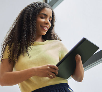 En person som holder et nettbrett