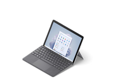 En Surface Go 3 med Type Cover koblet til og støtten i bruk.