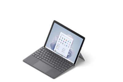 Ein Surface Go 3 mit angeschlossenem Type Cover und geöffnetem Klappständer.