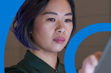 Personne utilisant un appareil à écran tactile