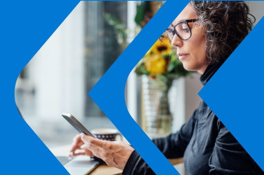 Personne utilisant un téléphone mobile.