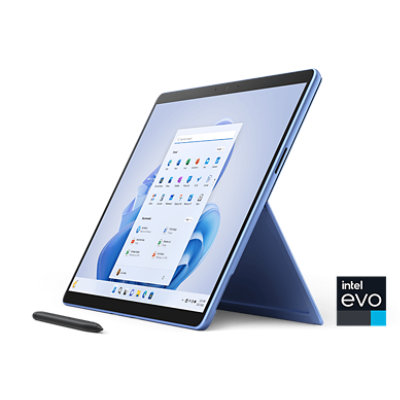 En Surface Pro 9 med utfällt stöd och en Surface-penna.