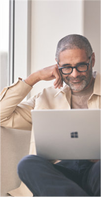 コンピューターの前に座っている人