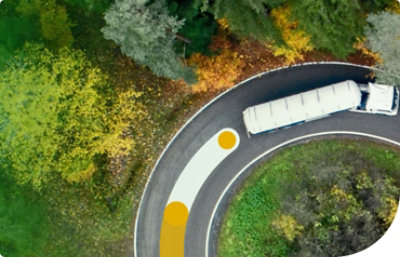 Un camión tomando una curva cerrada.