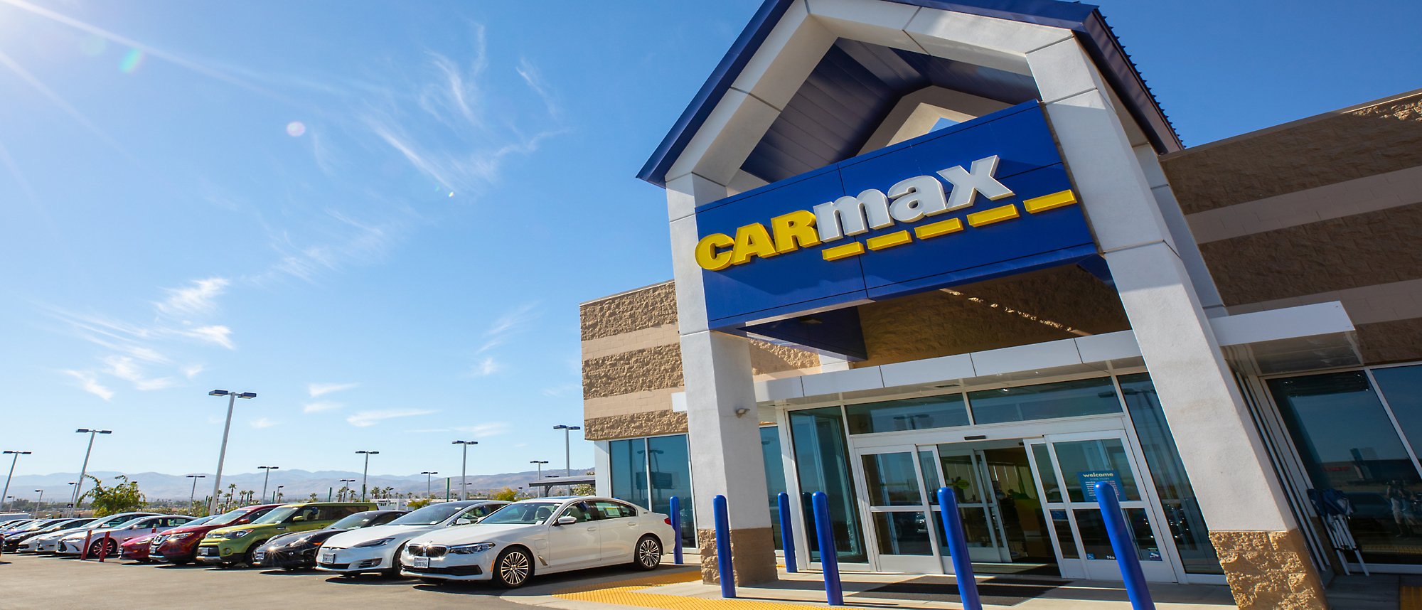 A picture of carmax building with many cars parked outside