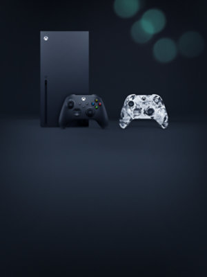 Eine Xbox Series X Konsole in Schwarz, mit zwei Xbox Wireless Controllern in Schwarz und Stormbreaker. 