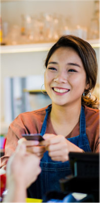 微笑みながら電話を持っている人