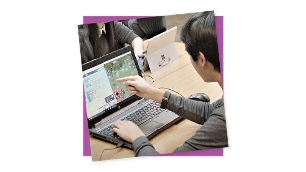 Um aluno trabalha em um projeto do MakeCode em um laptop.