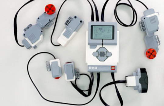 Een persoon die de LEGO MINDSTORMS Education EV3-basisset programmeert.