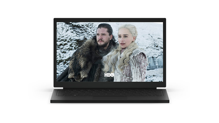 TV-skjerm som viser en mann og kvinne med snø i bakgrunnen