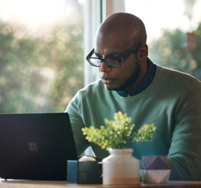 Osoba radi na laptopu
