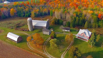 风景秀丽的中西部乡村，笼罩在一片火红的秋色中。