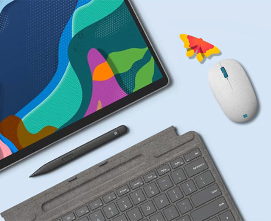 Microsoft Surface Pro 8 con Slim Pen y Microsoft Ocean Plastic Mouse con una temática del Día de la Tierra