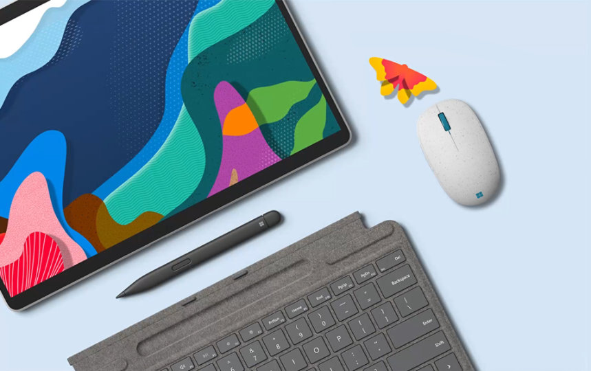 Microsoft Surface Pro 8 พร้อม Slim Pen และ Microsoft Ocean Plastic Mouse ที่มีธีมวันคุ้มครองโลก