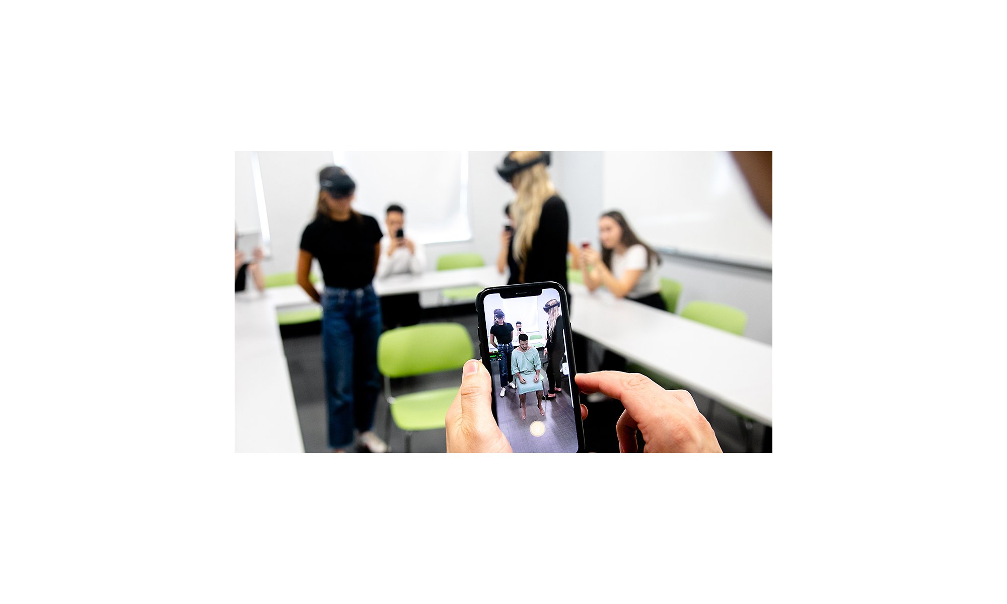 Учащиеся-медики используют HoloLens 2 для осмотра пациента.