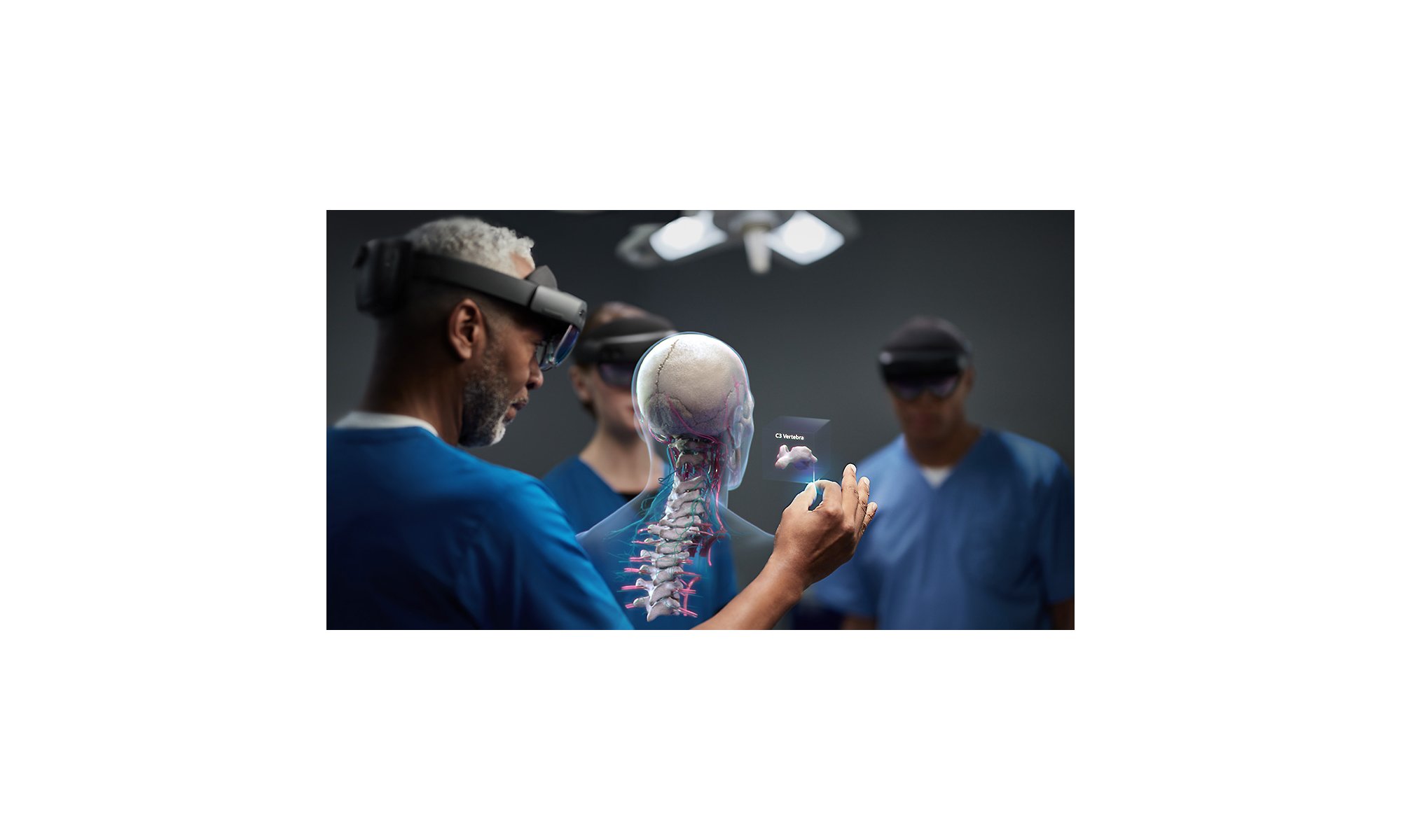 Bir insan omuriliğini görüntülemek için HoloLens 2 cihazlarını kullanan tıp uzmanları.