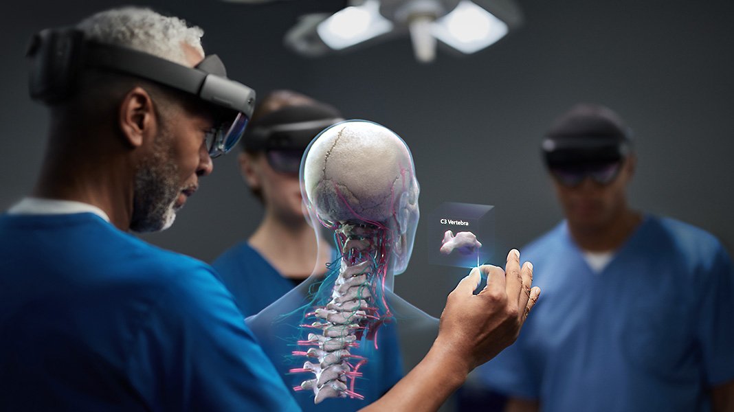 Mediziner verwenden HoloLens 2-Geräte, um ein menschliches Rückenmark zu betrachten.