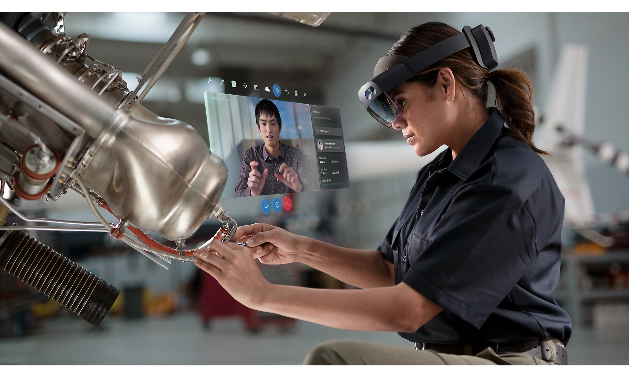 Un profesional trabaja en una máquina y usa HoloLens 2 para participar en una llamada de Teams al mismo tiempo.