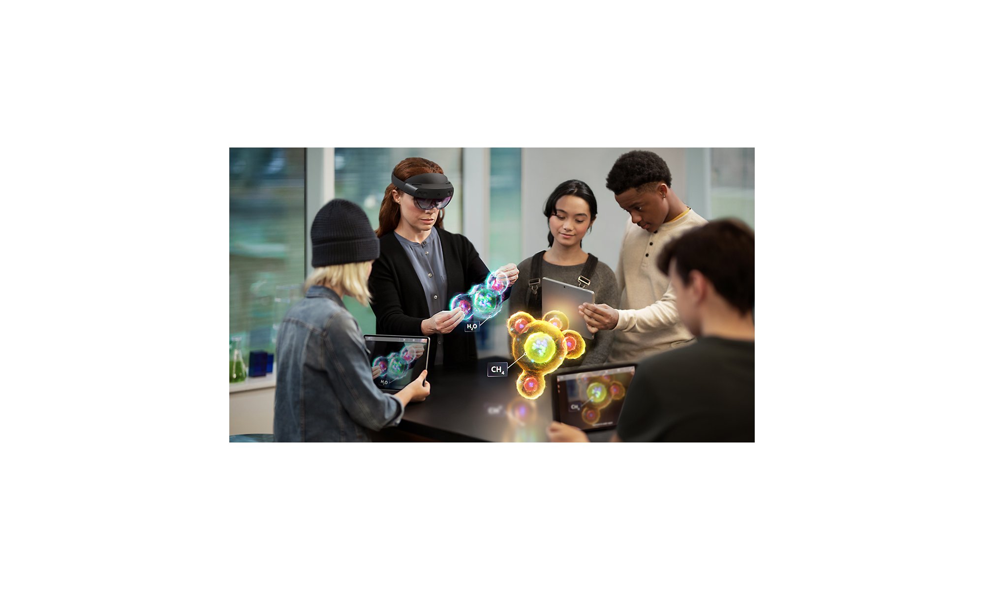 Een groep studenten die grote atomen in augmented reality met HoloLens 2 bekijkt.